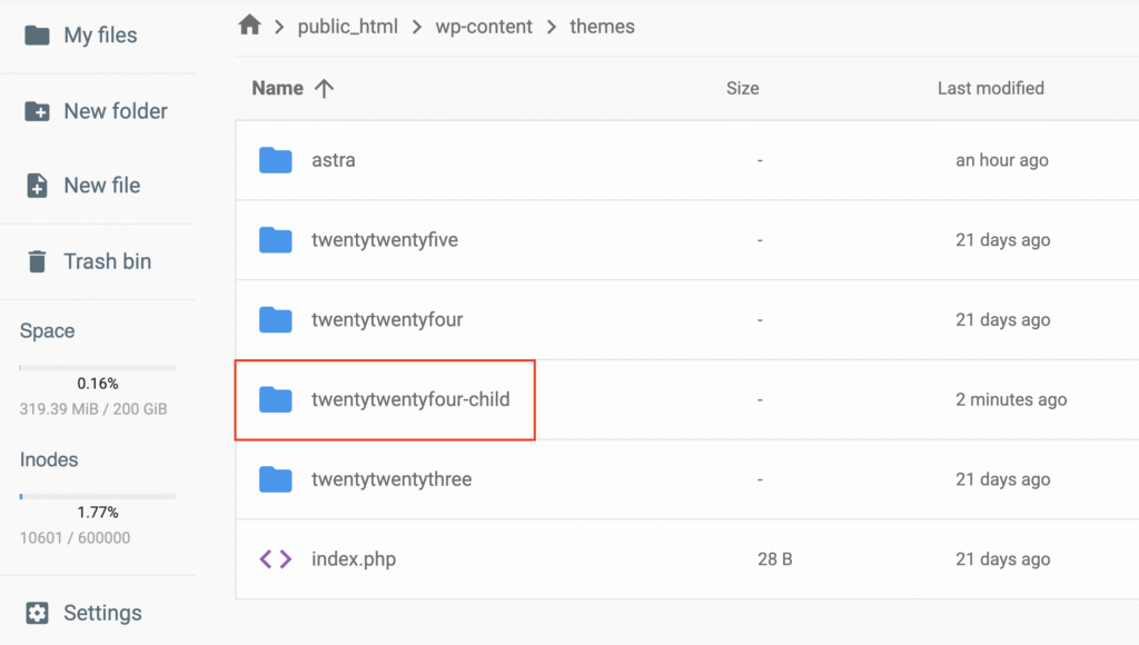 Dateimanager, der den Ordner „themes“ in wp-content anzeigt, mit hervorgehobenem Child-Theme.