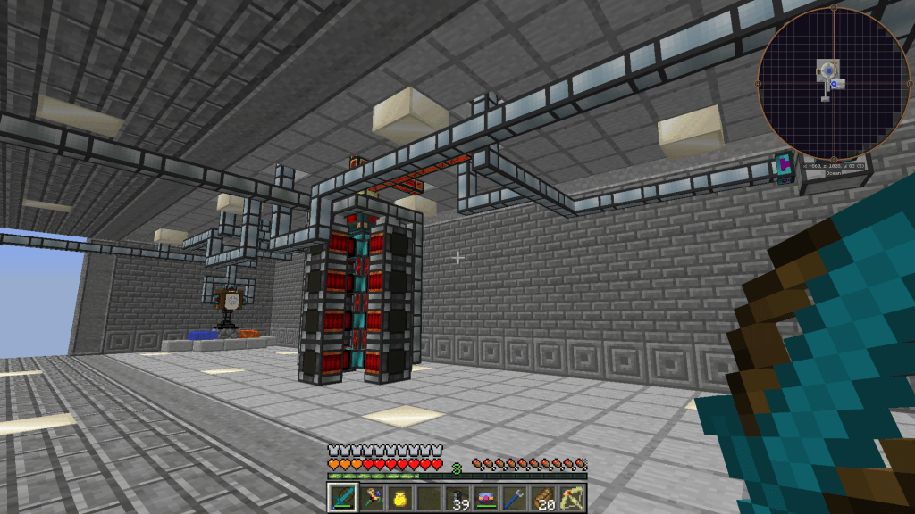 Minecraft-Bild, das das Innere eines aus Steinziegeln gebauten Gebäudes zeigt, mit Rohrleitungen und einigen komplexen Maschinen.