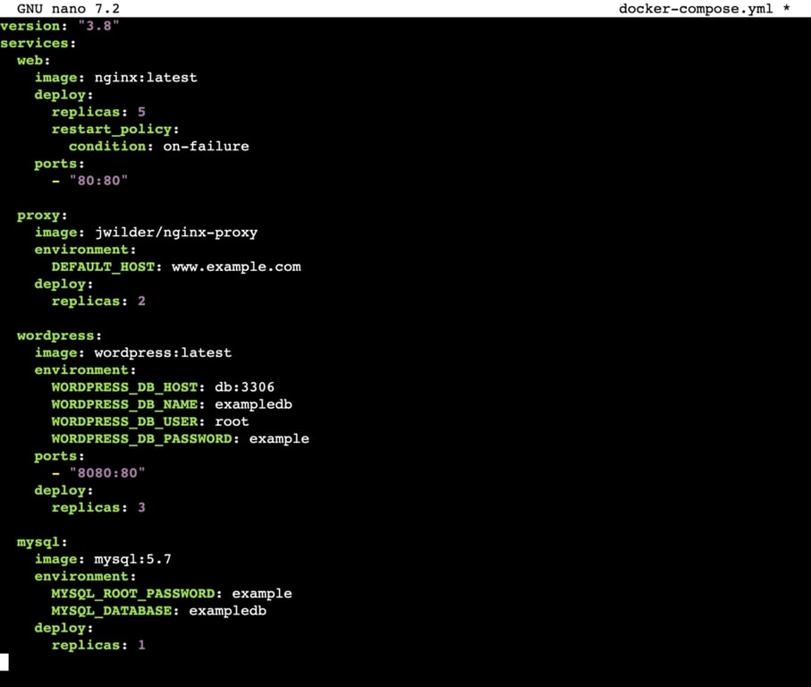 Eine Ausgabe des nano-Editors, die den Inhalt der aktualisierten Datei docker-compose-yml zeigt