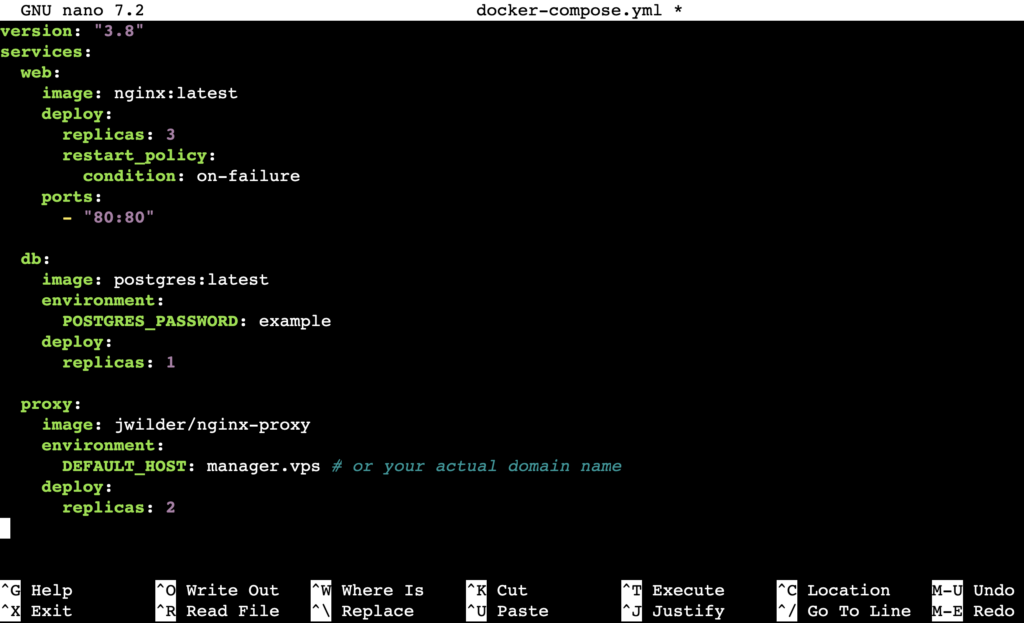 Eine Ausgabe des nano-Editors, die den Inhalt der Datei docker-compose.yml zeigt