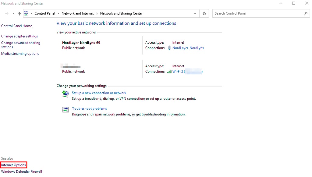 Das Fenster „Netzwerk- und Freigabecenter“ mit hervorgehobener Option „Internetoptionen“