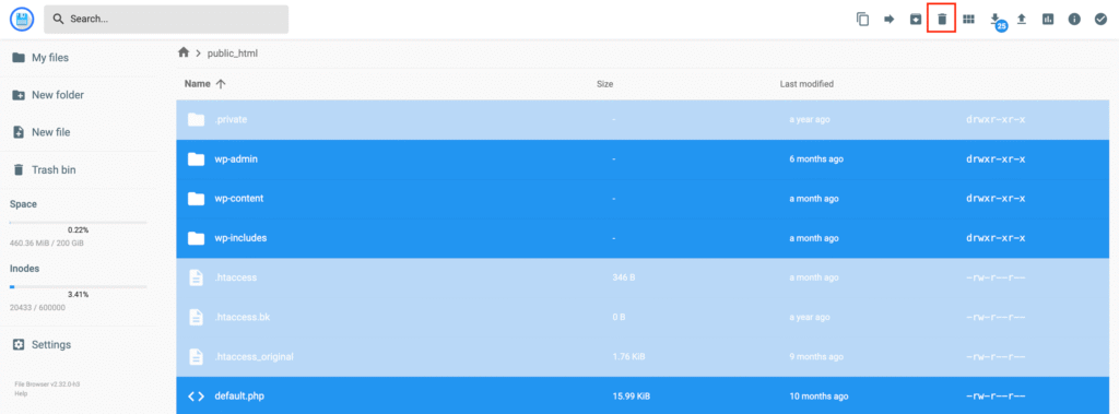Dateimanager in hPanel mit allen ausgewählten Dateien im Verzeichnis public_html und hervorgehobener Option Löschen.