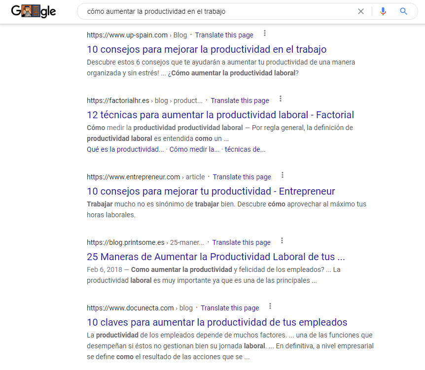 Imagen que muestra resultados de búsqueda de Google con una palabra clave objetivo