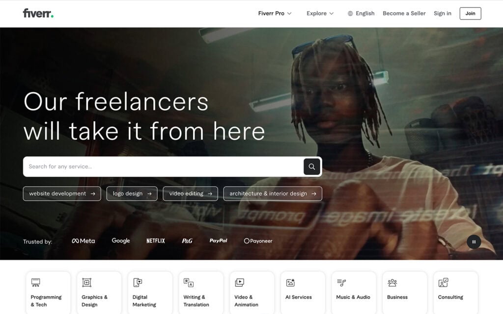 Página de inicio de Fiverr que ofrece servicios freelance en categorías como diseño, redacción y edición de video.