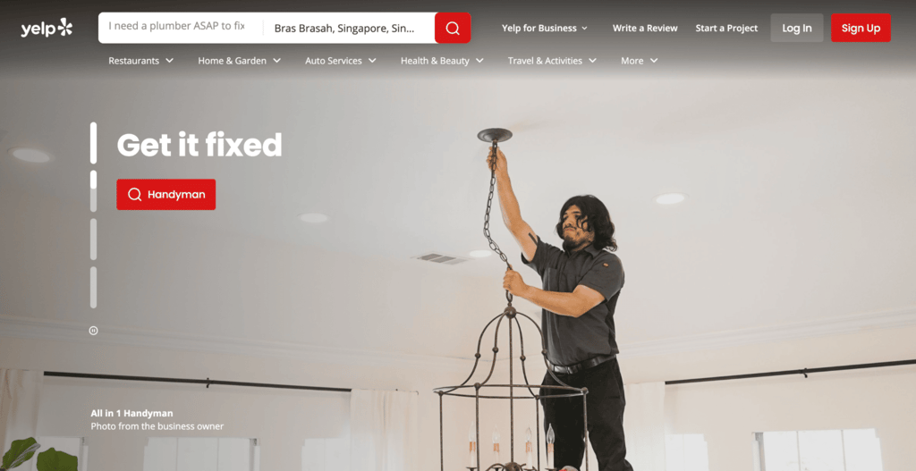 Ejemplo de la página de inicio de Yelp y de una web social