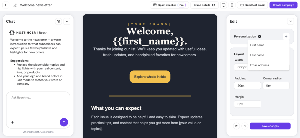 Generador de plantillas de email con IA de Hostinger Reach, con un boletín de bienvenida generado automáticamente, un marcador de personalización en el título y el panel de opciones de personalización abierto a la derecha