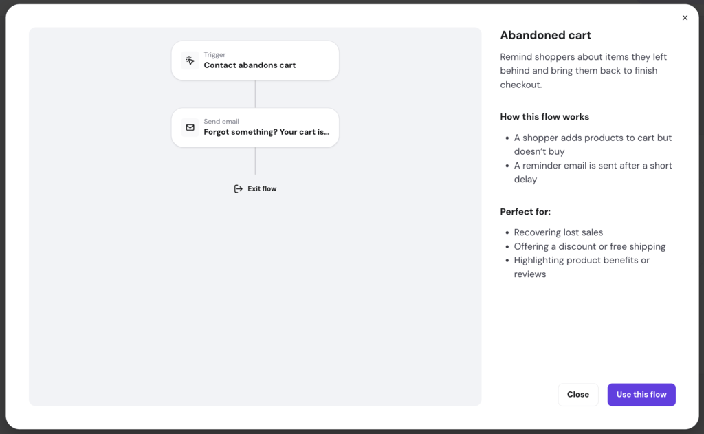Automatización predefinida de carrito abandonado en Hostinger Reach, con un activador que se ejecuta cuando un contacto abandona el carrito, conectado a un paso de envío de un email de recordatorio y un panel de información a la derecha