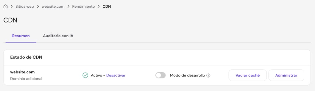 Pantalla de la CDN de hPanel con una conexi&oacute;n activa para un dominio, la opci&oacute;n Modo de desarrollo y opciones para vaciar la cach&eacute; o gestionar los ajustes