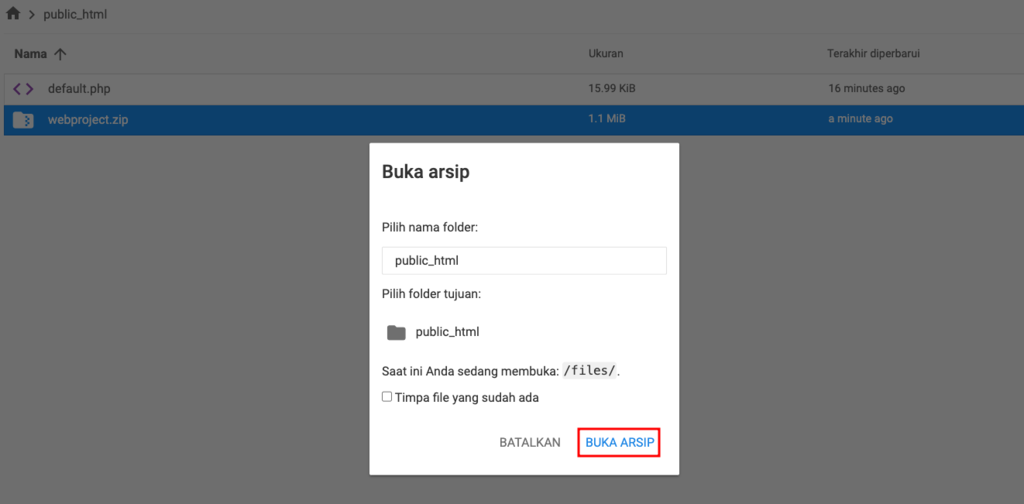 tampilan file manager hostinger menunjukkan proses buka arsip