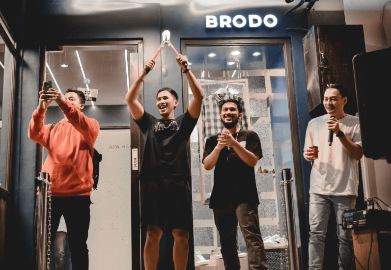 foto empat orang di depan toko dengan logo brodo sebagai contoh usaha umkm yang sukses