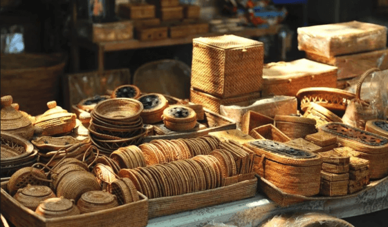 produk kerajinan tangan berbahan bambu dalam berbagai jenis