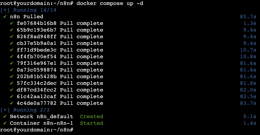 Output terminal menunjukkan proses pembuatan kontainer Docker yang berhasil.