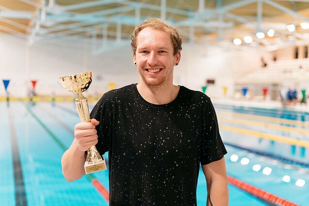 Simonas Bilis holding a trophy