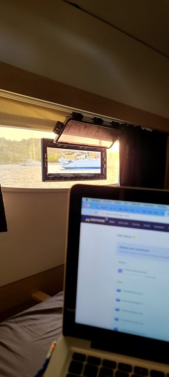 Luz Celeste working on a boat