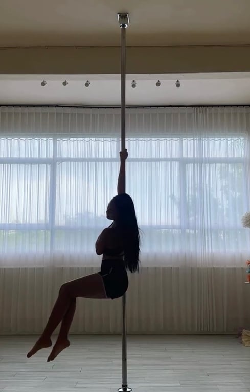 Amanda doing pole dancing