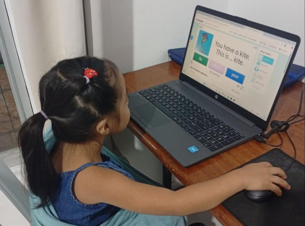 Student learning English at Aguila Hikari