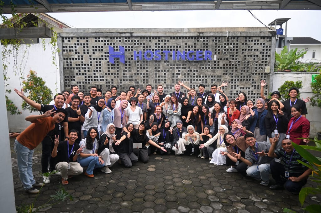 Group photo on the occasion of Niagahoster's merger with Hostinger
