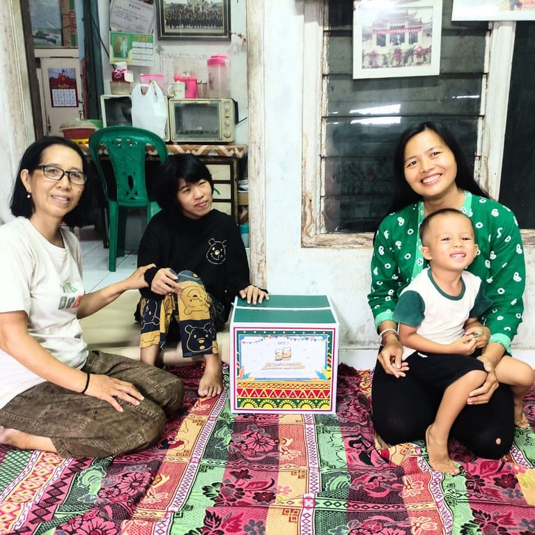 Lia and the family of a Rajut Nusa artisan
