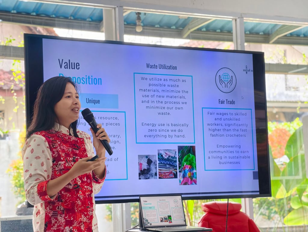 Natalia Wibowo, presenting the Rajut Nusa business to an audience