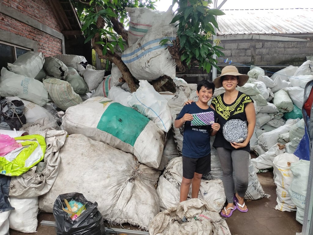 Lia, the founder of Rajut Nusa, and a child in a waste bank