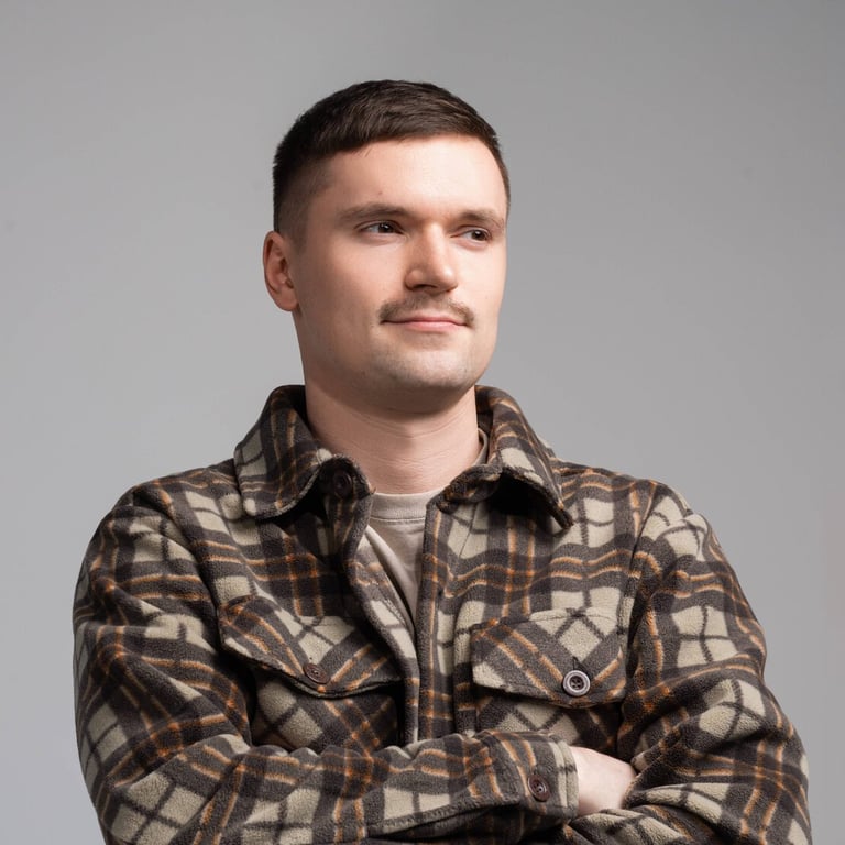 Karolis Varnelis, influencer partnerships team lead at Hostinger, with arms crossed