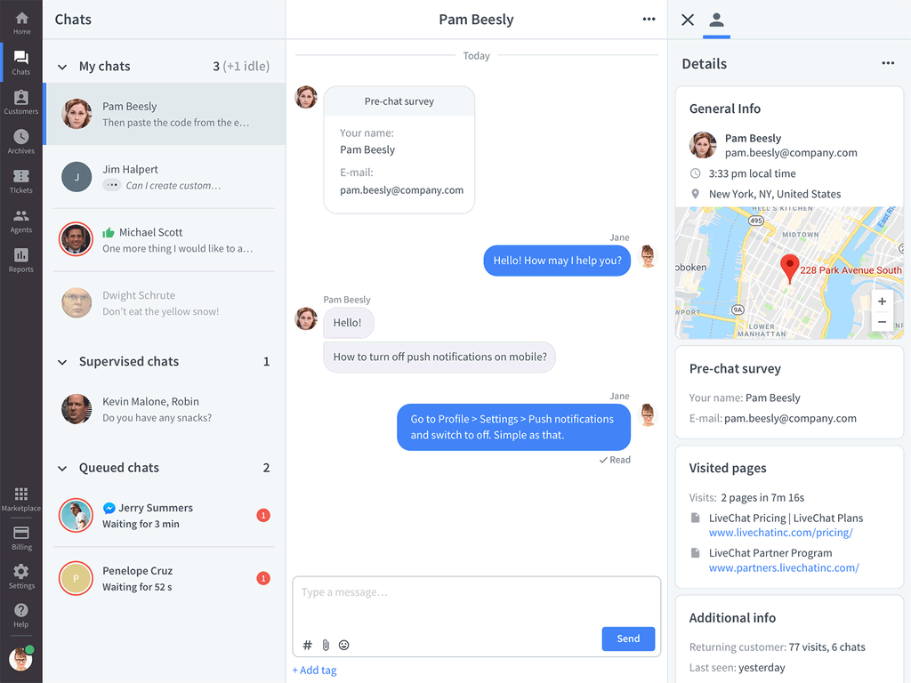 Le tableau de bord des chats de LiveChat, qui pr&eacute;sente trois colonnes - une liste de chats, une bo&icirc;te de dialogue et les coordonn&eacute;es du client