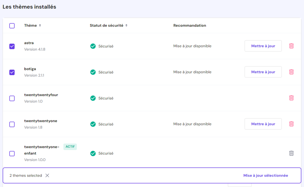 Section des th&egrave;mes install&eacute;s sur hPanel, avec deux th&egrave;mes s&eacute;lectionn&eacute;s et une option de mise &agrave; jour en masse affich&eacute;e en bas.