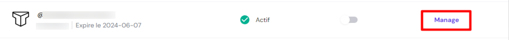 La section Emails du tableau de bord Hostinger pr&eacute;sentant un domaine avec le service de messagerie Titan
