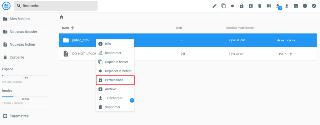 Gestionnaire de fichiers de Hostinger, mettant en évidence l'option permettant de modifier les permissions du dossier
