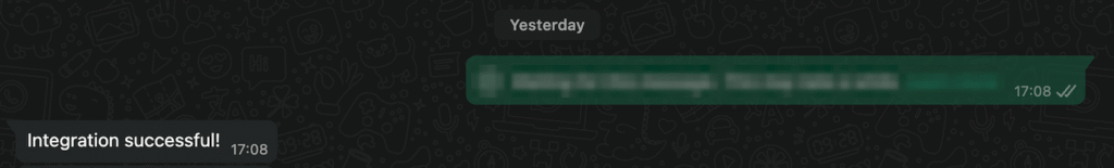 Le num&eacute;ro test WhatsApp envoie une r&eacute;ponse bas&eacute;e sur la configuration du workflow n8n.