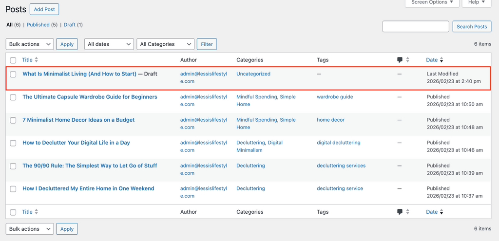 Liste d'articles WordPress avec le brouillon d'article What Is Minimalist Living mis en évidence