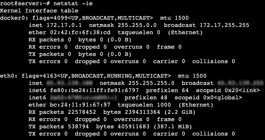 La sortie de la commande netstat -ie affiche les interfaces r&eacute;seau et leurs statistiques.