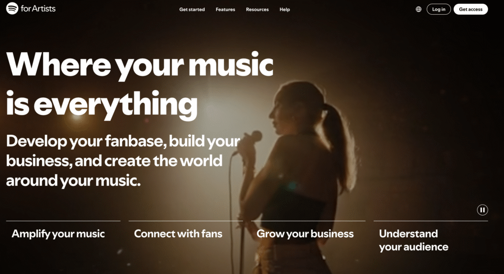 Un chanteur se produit sur sc&egrave;ne sous un &eacute;clairage spectaculaire, mettant en avant Spotify for Artists et ses fonctionnalit&eacute;s pour les musiciens.
