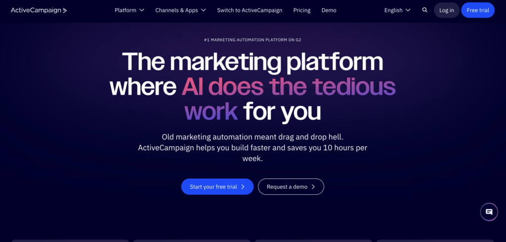 Page d’accueil d’ActiveCampaign présentant sa plateforme d’automatisation marketing assistée par l’IA, avec des liens de navigation, des boutons d’essai gratuit et de démonstration, ainsi qu’une section principale consacrée à l’automatisation des workflows marketing par l’IA.