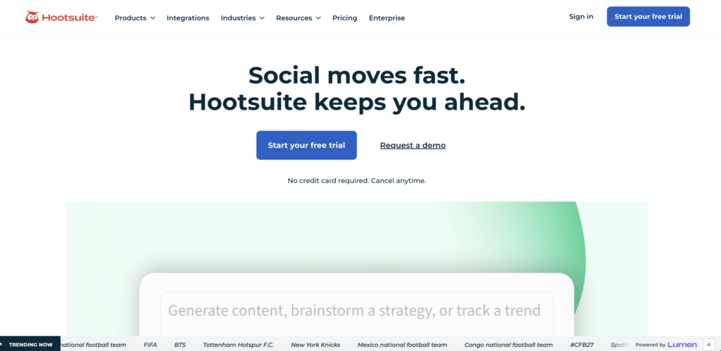 Page d’accueil de Hootsuite présentant la gestion des réseaux sociaux assistée par l’IA, avec des liens de navigation, des boutons d’essai gratuit et de démonstration, ainsi qu’une section principale consacrée à la planification, à la création et à la gestion de campagnes sur les réseaux sociaux.