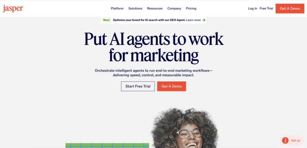 Page d’accueil de Jasper présentant des agents IA pour le marketing, un menu de navigation, des boutons d’essai gratuit et de démonstration, ainsi qu’une section principale consacrée aux workflows marketing assistés par l’IA.