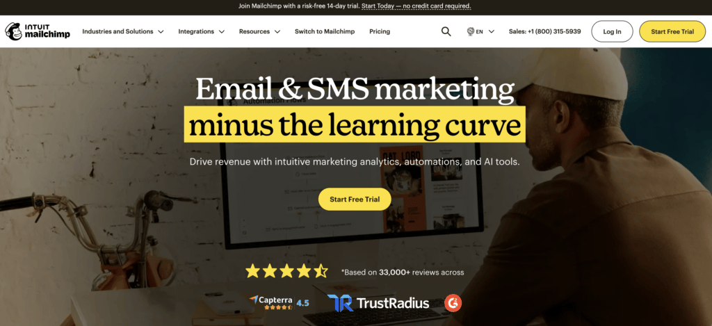Page d’accueil de Mailchimp présentant sa plateforme de marketing par email et d’automatisation assistée par l’IA, avec des liens de navigation, des options d’inscription et une section principale consacrée à la création, à la personnalisation et à l’automatisation des campagnes marketing.