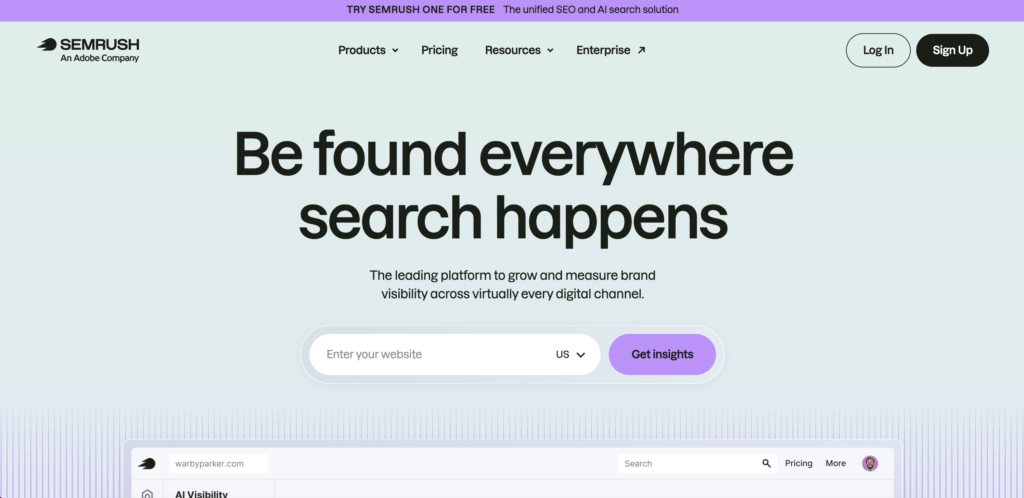 Page d’accueil de Semrush présentant sa plateforme de référencement naturel et de recherche par IA, avec des liens de navigation, une barre d’analyse de site web et une section principale consacrée à la visibilité des marques sur les canaux numériques.