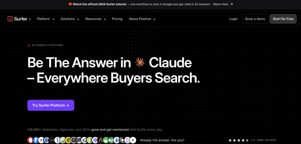 Page d’accueil de Surfer présentant sa plateforme de visibilité dans les recherches par IA, avec des liens de navigation, le bouton « Try Surfer Platform » et une section principale consacrée à l’amélioration de la visibilité dans les moteurs de recherche et les recherches par IA.