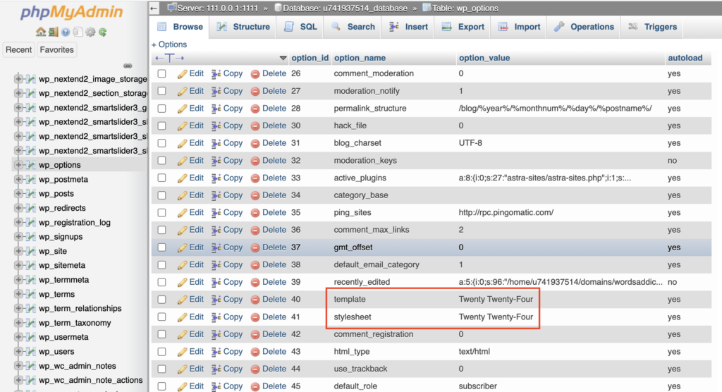 واجهة phpMyAdmin مع صفوف السمة وورقة الأنماط المميزة باللون الأحمر