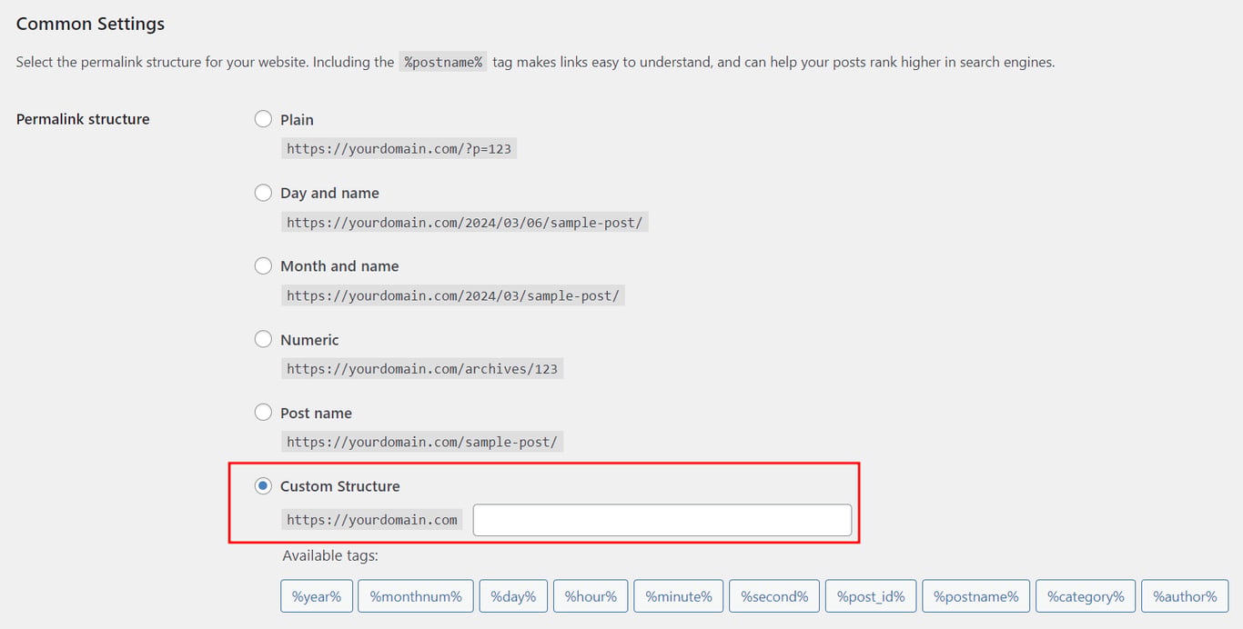 إعدادات الروابط الثابتة في WordPress، مع تمييز خيار الهيكل المخصص