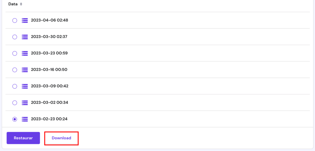 A página Backups no hPanel. O botão Download para um backup de banco de dados está destacado