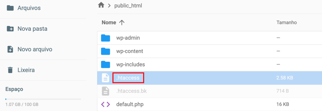 Hostinger's file manager, o arquivo .htaccess &eacute; destacado