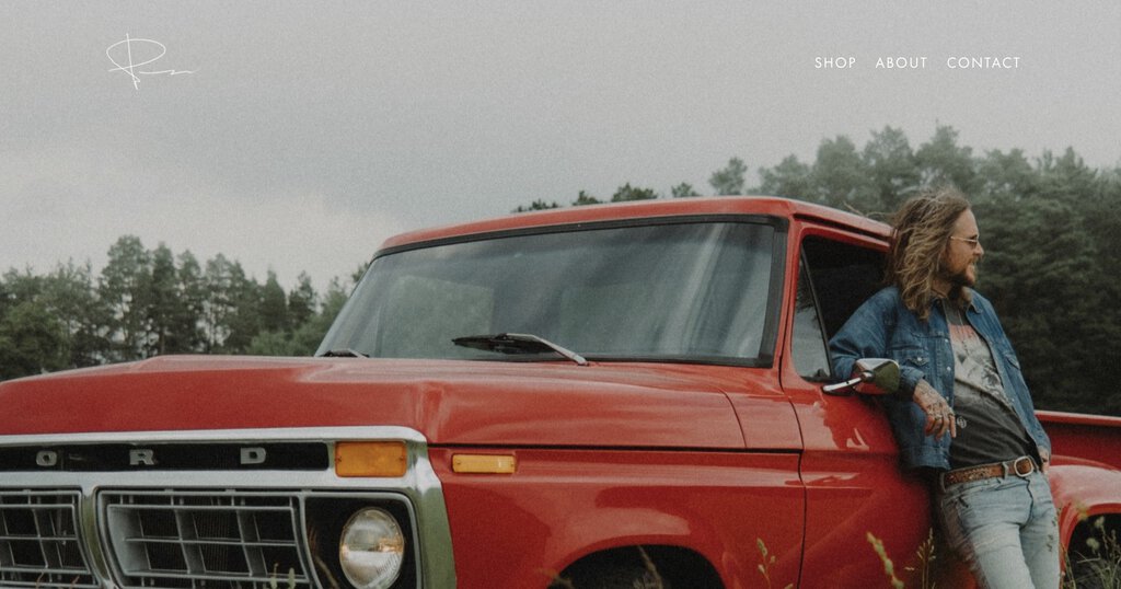 Site Minimalista sobre Peter, com sua imagem apoiado no seu carro.