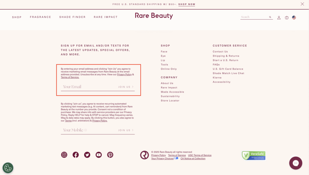 Um formulário de inscrição por e-mail no rodapé do site da Rare Beauty.