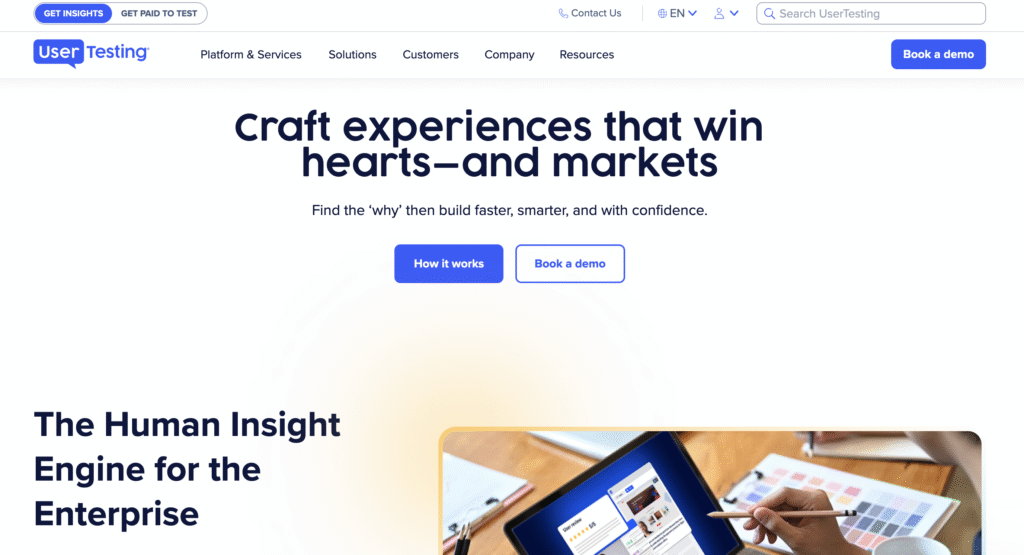 A p&aacute;gina inicial do UserTesting apresenta um slogan sobre a cria&ccedil;&atilde;o de experi&ecirc;ncias vencedoras e uma imagem de uma pessoa usando um tablet.