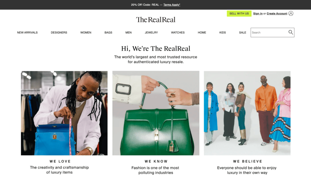 A p&aacute;gina inicial da The RealReal com um slogan sobre revenda de artigos de luxo e tr&ecirc;s imagens em destaque de moda
