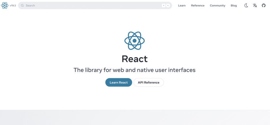 A página inicial do React mostra o logotipo, o slogan "The library for web and native user interfaces" e os botões "Learn React" e "API Reference".