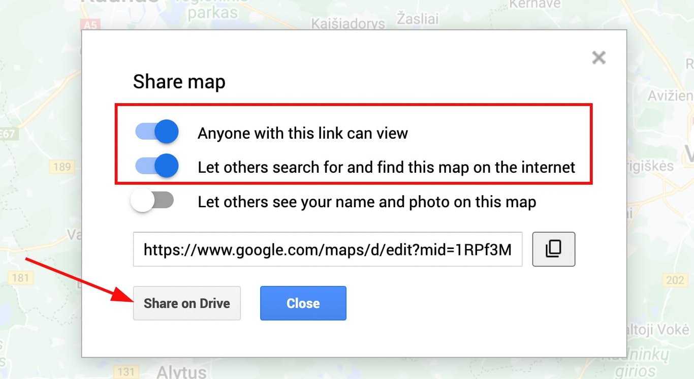 &bdquo;Google Maps&ldquo; bendrinimo langas su pažymėtomis dviem prieigos parinktimis, apačioje mygtukas &bdquo;Share on Drive&ldquo;
