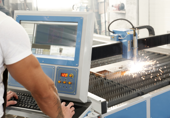 CNC 가공 기계 조작 중